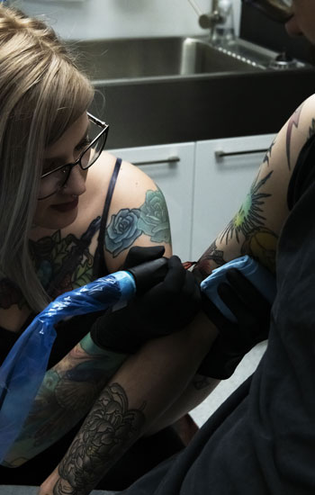 Ida tattooing arm